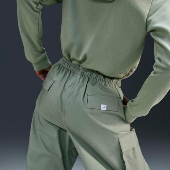 Nike Sportswear Women's Mid-Rise Oversized Cargo Trousers in Jade Horizon/Sail - Picture 5 of 8